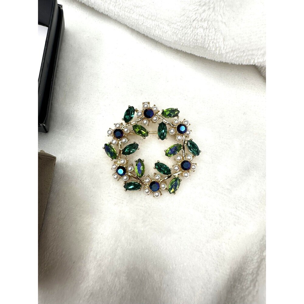 NEW Studio 1886 Avon Wreath Brooch Pin Green Blue Gold Tone Christmas Faux Pearl